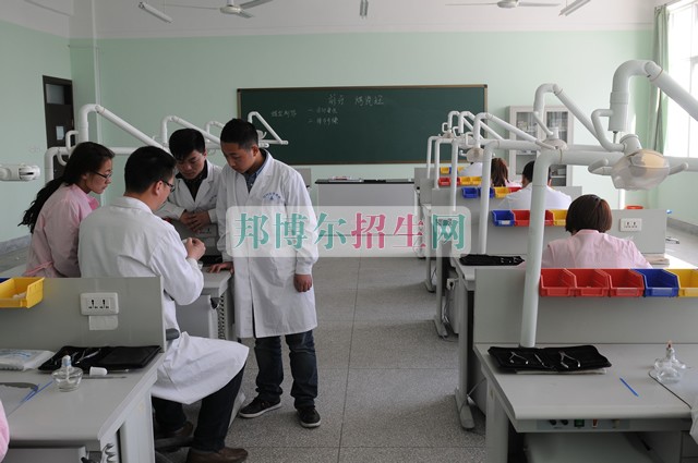 高中畢業(yè)學口腔醫(yī)學