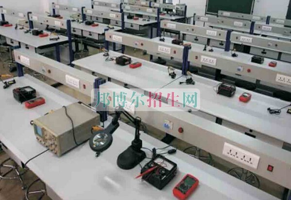 成都應用電子技術(shù)好找工作嗎