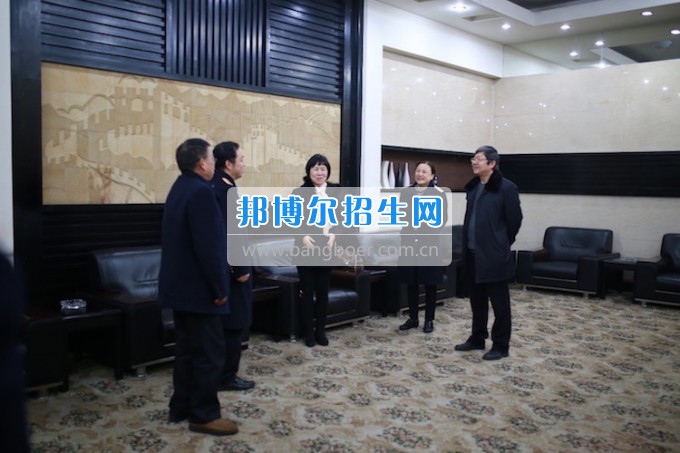 重慶公共運輸職業學院領導親切慰問2014級車間實習志愿者