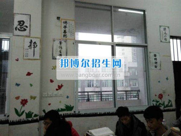 四川省宜賓市南溪區職業高級中學校數控專業部開展教室美化活動