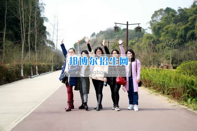 四川省樂山市第一職業(yè)高級(jí)中學(xué)春風(fēng)十里，不如你