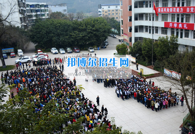 南充市建華職業中學簡短、高效的開學典禮