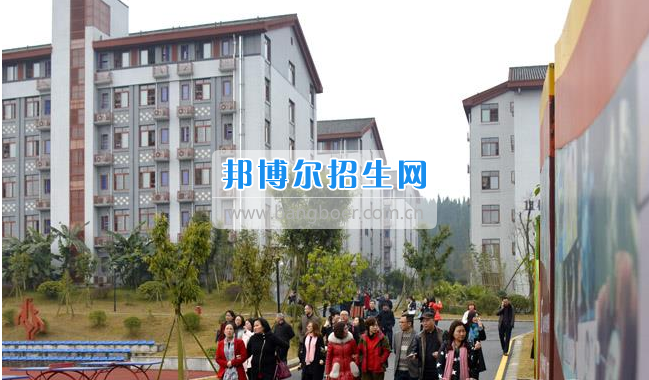 南充市建華職業(yè)中學(xué)開展“請進來，走出去”校際交流活動