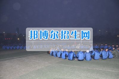 四川省什邡市職業中專學校訓練場上杯子舞