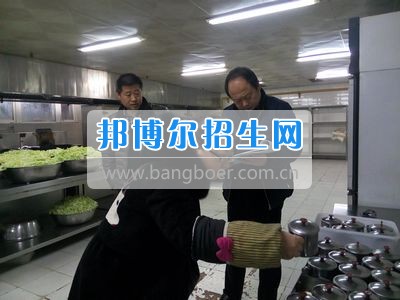 市食藥局、教育局領導到四川省什邡市職業中專學校食堂檢查開學工作