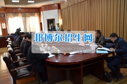 州委、州政府主要領導調研大理衛校整體搬遷建設工作  2月10日下午，州委書記陳堅和州委副書記、州長楊健等領導蒞臨大理衛校(大理護理職業學院)海東新校區，對學校整體搬遷項目建設情況進行實地調研，并在龍山國際會議中心主持召開推進大理衛校(大理護理職業學院)整體搬遷建設專題會議。楊泓濤校長代表學校匯報了學校的工作情況，海開委、州衛計委、州教育局、州財政局、州發改委、州委編辦、州人社局、州審計局等部門領導對大理衛校(大理護理職業學院)整體搬遷建設情況進行了匯報說明。   會上,陳堅書記強調,各主管部門要站在促進全州教育、衛生事業發展的高度，加強協調聯動,幫助解決大理衛校整體搬遷工作推進上的瓶頸問題,以高標準、嚴要求組織驗收和掃尾工作，保證施工安全、建筑安全及搬遷后的校園安全。楊健州長重申了實現整體搬遷的意義，并要求學校要在升格組建大理護理職業學院的同時，保留大理衛校的牌子和教學優勢，不斷提高辦學質量，擴大辦學規模，為全州衛生事業發展輸送更多優質人才。   此次調研和座談會充分體現了州委、州政府對于學校整體搬遷建設的高度重視，也為學校發展指明了方向。學校領導對州委、州政府長期以來對學校的關心和支持致以衷心的感謝，并表示將按照會議的相關要求，抓實各項搬遷準備工作，確保按時完成搬遷辦學。多措并舉做好資金籌措和師資隊伍建設，齊心協力將大理衛校(大理護理職業學院)打造成為一所具有特色的一流高等護理職業院校。