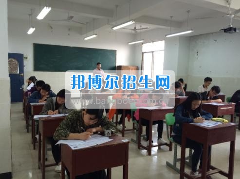 四川三河職業(yè)學(xué)院五年制轉(zhuǎn)錄考試工作圓滿結(jié)束 4月6日-7日,根據(jù)《四川三河職業(yè)學(xué)院2017年五年制轉(zhuǎn)錄考核方案》要求,2017年五年制轉(zhuǎn)錄考試在聯(lián)辦學(xué)校合江少岷職業(yè)技術(shù)學(xué)校張灣校區(qū)舉行,考試由教務(wù)處丁小林副處長組織,少岷職校有關(guān)領(lǐng)導(dǎo)共同配合開展,考試組織嚴密、紀律正常、圓滿完成了2017年五年制轉(zhuǎn)錄考試工作。