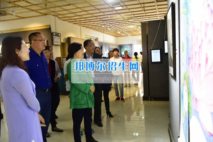 校黨委書記韓卉蒞臨貴州師范大學求是學院參觀2017屆美術畢業(yè)作品展
