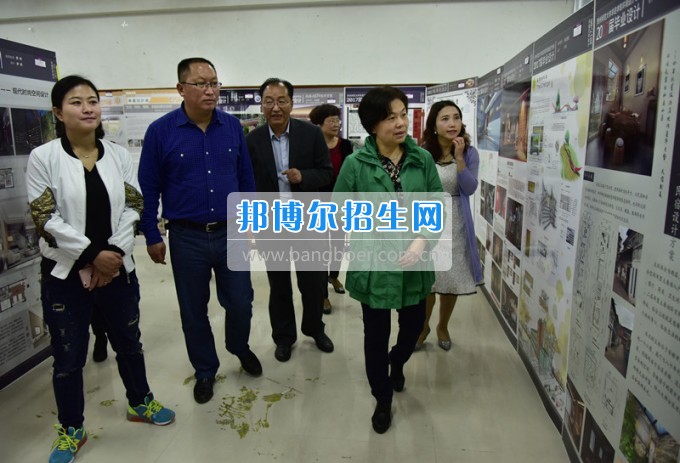 校黨委書記韓卉蒞臨貴州師范大學求是學院參觀2017屆美術畢業(yè)作品展
