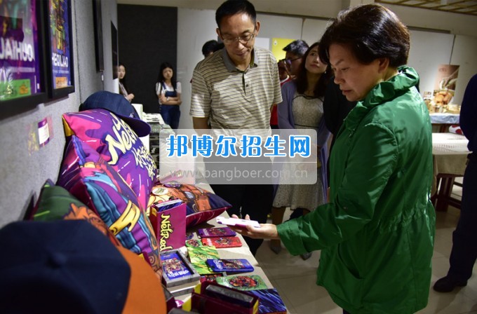 校黨委書記韓卉蒞臨貴州師范大學求是學院參觀2017屆美術畢業(yè)作品展
