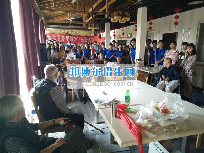 公共服務(wù)四川城市職業(yè)學(xué)院開展志愿服務(wù)活動(dòng) 踐行社會(huì)主義核心價(jià)值觀  活動(dòng)現(xiàn)場  四川城市職業(yè)學(xué)院訊(公共服務(wù)學(xué)院 馬李京)為了培養(yǎng)同學(xué)們的敬老意識，踐行社會(huì)主義核心價(jià)值觀，近日，公共服務(wù)學(xué)院15級城軌12班的同學(xué)們來到了位于龍泉驛區(qū)的啟陽養(yǎng)老中心，開展以“濃濃端午情，顆顆敬老心”為主題的端午節(jié)志愿服務(wù)活動(dòng)。  剛到養(yǎng)老院門口，在養(yǎng)老院工作的阿姨就熱情地開門接同學(xué)們進(jìn)去。這是同學(xué)們第二次來到啟陽養(yǎng)老院了，對院內(nèi)的一些基本情況有了大概的了解，完全沒有第一次的生疏緊張。在和負(fù)責(zé)人溝通之后,同學(xué)們分為幾個(gè)小組，分別和老人們聊天談心,和他們一起散步,看他們寫書法、講笑話,給他們分發(fā)帶去的粽子等禮品。雖然這些都是小事，但是同學(xué)們都一絲不茍地對待，盡自己最大的努力。小組分頭行動(dòng)完成之后，同學(xué)們將老人聚在一起，給他們帶來了精心準(zhǔn)備的節(jié)目。最后，同學(xué)們依依不舍地道別，并與啟陽養(yǎng)老中心的全體老人和護(hù)工們合影留念。  這次活動(dòng)結(jié)束了，但是同學(xué)們的熱情沒有消褪。同學(xué)們紛紛表示以后還要常來這里看看，不光是聊天解悶，還要多幫養(yǎng)老院的叔叔阿姨做些事情，減少他們的工作量。同學(xué)們都祝愿養(yǎng)老院的爺爺奶奶擁有一個(gè)快樂的晚年。這次志愿活動(dòng)不僅為老人送去了溫暖，讓他們度過一個(gè)歡樂的節(jié)日，增強(qiáng)了同學(xué)們的敬老意識，同時(shí)也傳遞了正能量，發(fā)揚(yáng)了中華名族敬老愛老的傳統(tǒng)美德，形成關(guān)注老人、人人敬老愛老的社會(huì)氛圍。