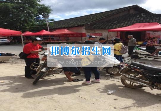 貴州大學(xué)科技學(xué)院暑期社會實踐服務(wù)團好花紅分隊深入九門村、金田村、好花紅村開展禁毒防艾宣傳