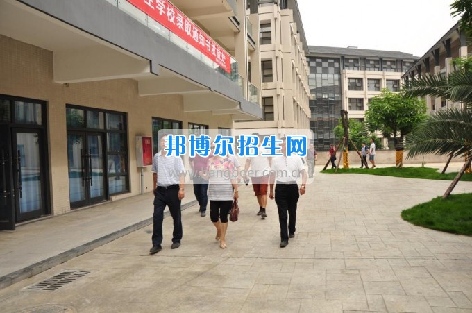 　　攀枝花學(xué)院土木工程學(xué)院副校長(zhǎng)石維富帶隊(duì)檢查康養(yǎng)學(xué)院后勤準(zhǔn)備工作  　　7月10日，攀枝花學(xué)院土木工程學(xué)院副校長(zhǎng)石維富帶領(lǐng)學(xué)生處、后管處、網(wǎng)計(jì)中心、后勤集團(tuán)、宣傳部、康養(yǎng)學(xué)院、花舞人間公司相關(guān)負(fù)責(zé)人一同視察了康養(yǎng)學(xué)院后勤保障準(zhǔn)備工作。  　　石維富主要檢查了學(xué)生寢室、教室、實(shí)驗(yàn)室、食堂、運(yùn)動(dòng)場(chǎng)等校園環(huán)境設(shè)施的準(zhǔn)備情況。相關(guān)單位對(duì)準(zhǔn)備工作中存在的問(wèn)題提出了具體整改意見(jiàn)。最后石維富要求相關(guān)單位積極配合花舞人間公司做好開(kāi)學(xué)前準(zhǔn)備工作，并希望花舞人間公司加快工作進(jìn)度，確保在開(kāi)學(xué)前各項(xiàng)準(zhǔn)備工作保質(zhì)保量完成。  　　