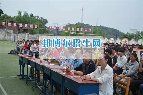 我校隆重舉行2017年預(yù)備班學(xué)生“各展所長(zhǎng),揚(yáng)帆起航”文藝匯演 為了豐富同學(xué)們的課余生活,提高同學(xué)們的文藝素養(yǎng),增強(qiáng)班級(jí)間的凝聚力和親和力。6月2日晚,我校在球類運(yùn)動(dòng)場(chǎng)舉辦了預(yù)備班“各展所長(zhǎng),揚(yáng)帆起航”學(xué)生文藝匯演,全體預(yù)備班學(xué)生和職高部學(xué)生共800多名以及20多名教職工觀看了演出。 此次文藝匯演的節(jié)目?jī)?nèi)容形式多樣、內(nèi)容豐富,激情的開場(chǎng)舞——《GOODBOY》中拉開了帷幕,伴隨著一陣陣掌聲,歌舞、小品、朗誦、相聲等精心準(zhǔn)備的22個(gè)精彩的節(jié)目為觀眾呈現(xiàn)了一道豐富的視聽盛宴,最后全體師生齊唱的《難忘今宵》把本場(chǎng)文藝匯演推向了高潮,掌聲和歡呼聲此起彼伏,臺(tái)上臺(tái)下成了一片激情四溢的海洋,本場(chǎng)文藝匯演畫上了圓滿的句號(hào)。 此次文藝匯演演出的成功舉辦,充分彰顯了我校預(yù)備班學(xué)生的個(gè)性,讓預(yù)備班學(xué)生充分感受到育才職高的魅力。