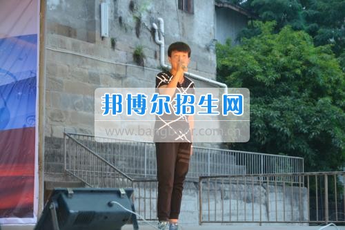 我校隆重舉行2017年預(yù)備班學(xué)生“各展所長(zhǎng),揚(yáng)帆起航”文藝匯演 為了豐富同學(xué)們的課余生活,提高同學(xué)們的文藝素養(yǎng),增強(qiáng)班級(jí)間的凝聚力和親和力。6月2日晚,我校在球類運(yùn)動(dòng)場(chǎng)舉辦了預(yù)備班“各展所長(zhǎng),揚(yáng)帆起航”學(xué)生文藝匯演,全體預(yù)備班學(xué)生和職高部學(xué)生共800多名以及20多名教職工觀看了演出。 此次文藝匯演的節(jié)目?jī)?nèi)容形式多樣、內(nèi)容豐富,激情的開場(chǎng)舞——《GOODBOY》中拉開了帷幕,伴隨著一陣陣掌聲,歌舞、小品、朗誦、相聲等精心準(zhǔn)備的22個(gè)精彩的節(jié)目為觀眾呈現(xiàn)了一道豐富的視聽盛宴,最后全體師生齊唱的《難忘今宵》把本場(chǎng)文藝匯演推向了高潮,掌聲和歡呼聲此起彼伏,臺(tái)上臺(tái)下成了一片激情四溢的海洋,本場(chǎng)文藝匯演畫上了圓滿的句號(hào)。 此次文藝匯演演出的成功舉辦,充分彰顯了我校預(yù)備班學(xué)生的個(gè)性,讓預(yù)備班學(xué)生充分感受到育才職高的魅力。