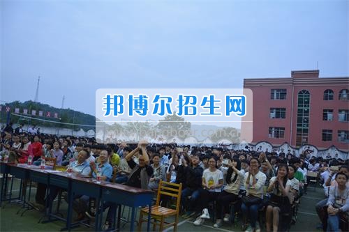 我校隆重舉行2017年預(yù)備班學(xué)生“各展所長(zhǎng),揚(yáng)帆起航”文藝匯演 為了豐富同學(xué)們的課余生活,提高同學(xué)們的文藝素養(yǎng),增強(qiáng)班級(jí)間的凝聚力和親和力。6月2日晚,我校在球類運(yùn)動(dòng)場(chǎng)舉辦了預(yù)備班“各展所長(zhǎng),揚(yáng)帆起航”學(xué)生文藝匯演,全體預(yù)備班學(xué)生和職高部學(xué)生共800多名以及20多名教職工觀看了演出。 此次文藝匯演的節(jié)目?jī)?nèi)容形式多樣、內(nèi)容豐富,激情的開場(chǎng)舞——《GOODBOY》中拉開了帷幕,伴隨著一陣陣掌聲,歌舞、小品、朗誦、相聲等精心準(zhǔn)備的22個(gè)精彩的節(jié)目為觀眾呈現(xiàn)了一道豐富的視聽盛宴,最后全體師生齊唱的《難忘今宵》把本場(chǎng)文藝匯演推向了高潮,掌聲和歡呼聲此起彼伏,臺(tái)上臺(tái)下成了一片激情四溢的海洋,本場(chǎng)文藝匯演畫上了圓滿的句號(hào)。 此次文藝匯演演出的成功舉辦,充分彰顯了我校預(yù)備班學(xué)生的個(gè)性,讓預(yù)備班學(xué)生充分感受到育才職高的魅力。