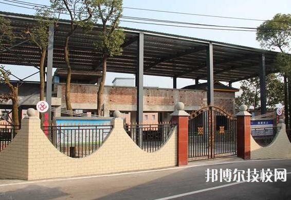 重慶工商學(xué)校2020年報名條件、招生要求、招生對象