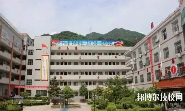 鎮(zhèn)巴縣職業(yè)教育中心2020年報名條件、招生要求、招生對象 