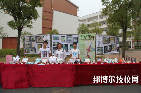 學校的選擇與報考是雙向的，不光學生會選擇一所優秀的學校報考，學校也會選擇優質的學生進行錄取，讓自己的辦學更上一層樓。因此在報考前，同學們很有必要去了解一下學校的招生要求以及報名條件。下面就和小編一起來看看井岡山應用科技學校的招生要求吧。  井岡山應用科技學校招生對象：應屆初中畢業生。  井岡山應用科技學校 1.中考準考證:  2.戶口本前頁及學生個人戶口頁復印件:  3.初中畢業證復印件:  4.其它享受國家資助的證件。低保、殘疾等證件:  井岡山應用科技學校簡介 江西省井岡山應用科技學校前身為江西省吉安農業學校，創辦于1951年10月，是一所全日制普通中等專業學校，隸屬于吉安市農業局。2004年4月經江西省人民政府批準，更名為江西省井岡山應用科技學校，2009年12月經市教育局批準，增掛吉安農業學校校牌，實行兩塊牌子一套班子。學校位于吉安市旅游風景區----青原山，校園占地面積180畝，建筑面積7萬余平方米，環境優美，是一所花園式學校?，F有教職工245人，其中專兼職教師236人，現有在校學生4078人。  小編總結 不知道小伙伴們滿足以上要求了嗎?對于想要報考井岡山應用科技學校的同學來說，滿足招生要求只是報考的第一步哦!要確定自己會不會被錄取，就還需要對學校的錄取分數線做好了解，歡迎大家前往邦博爾技校網進行分數線的咨詢。