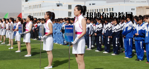 升學(xué)都是選拔性的考試，所以對同學(xué)們都有分?jǐn)?shù)要求是很正常的，而初中升學(xué)又分為高中和普通中職學(xué)校，而這兩個之間的錄取都是不一樣的，在分?jǐn)?shù)上面的要求區(qū)別比較大，那么，白銀工業(yè)學(xué)校招生錄取分?jǐn)?shù)線是多少呢?接下來就為同學(xué)們整理一下。  白銀工業(yè)學(xué)校錄取分?jǐn)?shù)線 白銀市普高錄取分?jǐn)?shù)線：460分  白銀工業(yè)學(xué)校拓展閱讀 學(xué)校擁有一支學(xué)歷層次高、專業(yè)水平強、敬業(yè)愛崗、專兼結(jié)合、充滿活力的高素質(zhì)教師隊伍，學(xué)?，F(xiàn)有專兼結(jié)合的教師近200人。其中，研究生學(xué)歷11人，本科學(xué)歷89人，學(xué)歷合格率達(dá)92%以上;有高級職稱25人，中級職稱76人;基礎(chǔ)課教師48人，專業(yè)課教師67人，實習(xí)指導(dǎo)教師33人，雙師型教師占16人。教師的學(xué)歷、職稱結(jié)構(gòu)合理，完全能滿足學(xué)校的教學(xué)、實習(xí)實訓(xùn)需要。  學(xué)校擁有十一個專業(yè)實訓(xùn)室。即電子電工實訓(xùn)室、建筑材料實訓(xùn)室、機(jī)電一體化實訓(xùn)室、電焊實訓(xùn)室、電器維修實訓(xùn)室、電鋼琴實驗實訓(xùn)室、金工實訓(xùn)室、模具數(shù)控實訓(xùn)室、CID制圖室、中高級電工考核室、銑工實訓(xùn)室。擁有四大實驗室，即化工實驗室、物理實驗室、財會模擬實驗室、語音實驗室。擁有六個微機(jī)室，多媒體教室、電教室等現(xiàn)代化教學(xué)設(shè)施。并建成校園網(wǎng)及遠(yuǎn)程教育網(wǎng)。學(xué)校將于5月份開工興建的實訓(xùn)樓建成后，將進(jìn)一步改善實訓(xùn)條件。學(xué)校分南北兩個校區(qū)，占地面積500余畝，校舍建筑面積66000平方米。  上文，就是小編為同學(xué)們整理的關(guān)于白銀工業(yè)學(xué)校所在地的普高錄取分?jǐn)?shù)線，同學(xué)們可以通過這個分?jǐn)?shù)線來分析自己現(xiàn)在的一個成績，能夠上高中的話及盡量的上高中。