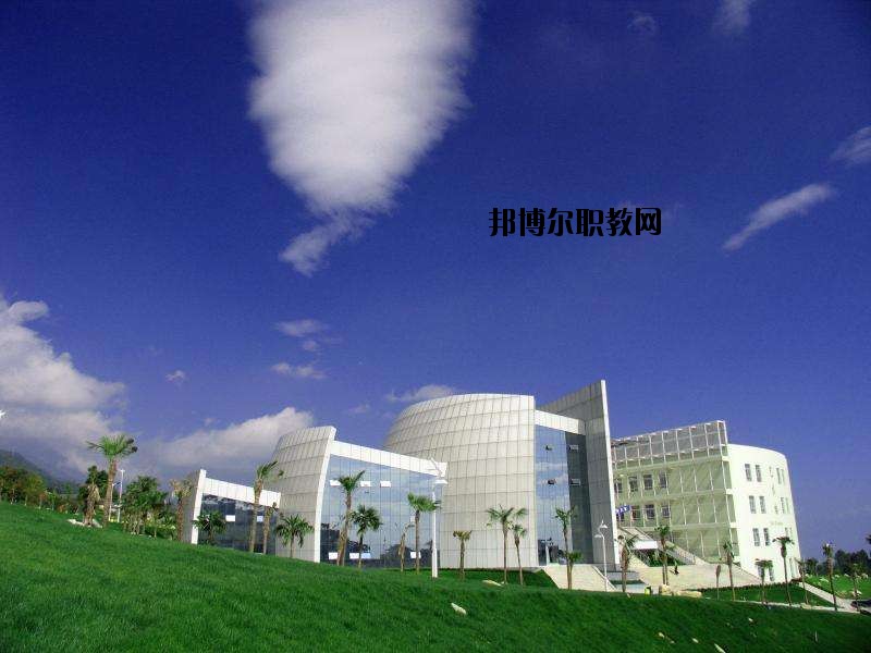 來鳳中等職業(yè)技術學校2020年報名條件、招生要求、招生對象