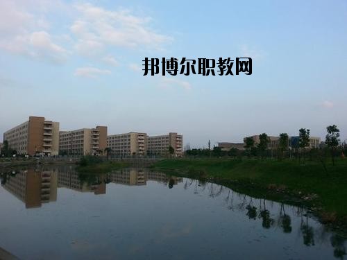 內(nèi)江鐵路機(jī)械學(xué)校2020年報名條件、招生要求、招生對象