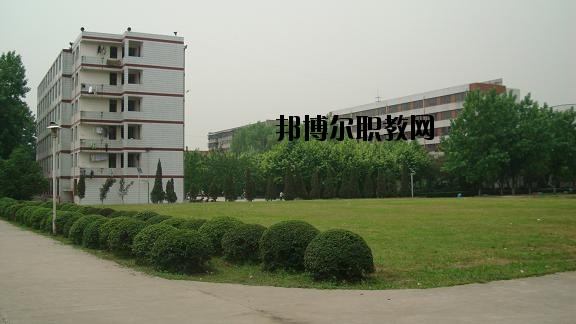 四川省工業(yè)貿(mào)易學(xué)校2020年報(bào)名條件、招生要求、招生對(duì)象