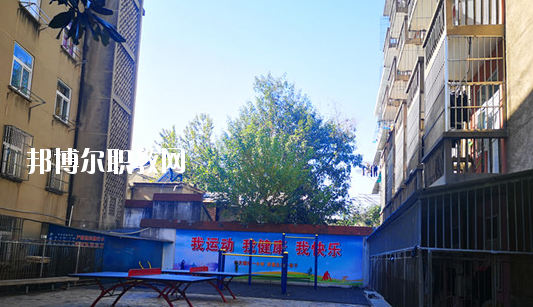 在對這所學校進行判斷以后，才會知道不同學校之間所公布的各方面情況都是不同的，而這些信息也是需要學生自己去進行判斷的，當然了其中有關于學校的住宿環境也是需要被學生所了解的，畢竟這是每個學生在學校的住宿情況。  蕪湖職業技術學院附屬中等職業學校住宿條件 學生宿舍實行四人間公寓化、封閉式管理，并配有校園公共浴室、住宿條件不錯，給學生提供了一個舒適、安全的學習和生活環境。  蕪湖職業技術學院附屬中等職業學校辦學條件 學校坐落在美麗的鏡湖公園和九蓮塘公園中間，是市中心唯一的一所公辦職業學校，交通便利，環境優美，生活方便。學校本著對教育教學質量和學生負責的態度，劃定最低錄取線。住校生宿舍條件優越，實行公寓化、封閉式管理。學校教學設備齊全，多媒體電教室、多功能活動廳、計算機組裝實驗室、數字化動漫實驗室、語言實驗室、實訓賓館、與學院聯網的校園網及學院擁有的實驗實訓室等，為學生提升動手能力、開拓視野創造了得天獨厚的條件。  蕪湖職業技術學院附屬中等職業學校師資力量 近幾年我校一批優秀教師、教壇新星脫穎而出，多人次獲國家、省、市一等獎項。我?，F有正教授一名，省級特級教師一名(同類學校唯一)，高中級教師若干。學校聘請蕪湖職業技術學院專家教授組成教學督導組實施教學督導，對備課、上課等教學環節進行全程質量評估，以督導促教學、以督導促創新、以督導促規范，使學生學有所成。我校教學計劃和課程設置是由學院、附校、用人單位、專業領域專家四方參與研發。已形成：頂層設計、分層教學、工學結合、系統培養的獨特教學模式。嚴把教學標準和畢業生質量標準兩個關口。  以上所介紹的信息便是有關于蕪湖職業技術學院附屬中等職業學校的住宿情況，就可以知道其實這所學校對于學生的基本需求是可以滿足的，但是學生想要選擇其他方面的住宿情況話，就需要學生提前去對每所學校的住宿情況進行了解。