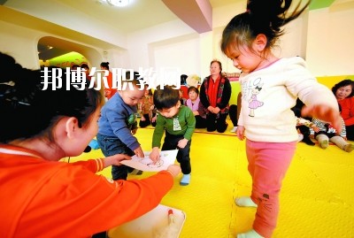 隨著二胎政策的放寬，我國新生兒的數量明顯增多，這也說明，在未來的很長一段時間里，幼師都是一個非常受歡迎的行業，而四川是座發展迅速，有深厚文化底蘊的城市，自然是受到很多同學喜愛，近日，就會問小編關于四川讀幼師學校好不好?那接下來，小編就給大家介紹一下四川幼師學校，如果你有更多疑問，歡迎點擊右側的咨詢欄與我們交流。  四川讀幼師的就業前景 就業容易，畢業學生不愁“嫁”盡管當前就業形勢嚴峻，各地大學生就業難度大，但許多城市的學前教育專業畢業生并未受影響，反而逆勢上漲，待遇也比往年有所提高。近年來，由于幼兒園發展的需要，很多單位幼兒教師奇缺，連男老師也變得搶手起來。學前、初教專業畢業生不愁“嫁”，甚至有很多幼教機構到學校預約、搶簽畢業生，幼教人才受歡迎程度可見一斑。  四川讀幼師的優勢 幼教項目的穩定性強，不受市場沖擊，打造終身產業。現階段，無論是從國家教育改革發展的全局出發，還是從目前有關民辦學前教育的法律法規政策等方面來看，民辦學前教育發展潛力都十分巨大。其次，成就子女未來。選擇了幼教工作，可以讓我們更懂得如何教育子女，對自己未來孩子接收良好的家庭教育有著十分重要的促進作用。女性投身幼教行業后，長期接受最先進的幼教理念和適合中國幼兒的各類課程，繼而在對自己子女的教育觀念和方法上也會更科學，為孩子今后的發展奠定更好的基礎。  德陽科貿職業學院幼師升學班學前教育專業介紹 本專業順應國家“幼有所育”學前教育決策和學前教育專業人才極度短缺的社會需求而設，是一個綜合性較強的專業，涵蓋0-6歲兒童的教育，作為人生起點教育的學前教育專業對人的一生的發展和教育起著重要的奠基作用。本專業緊密對接各級各類幼兒園和早期教育機構等實施合作辦學、合作育人，強化“四能”特長(彈唱、舞蹈、美術、游戲)、“五會”素養(保育、保健、教育、溝通、管理)，致力于培養新時代“有愛心、有耐心、有恒心、有責任心”的學前教育人才。  培養目標：本專業培養以立德樹人為己任，具有良好的職業道德、專業素養、協作精神、溝通能力和創新意識，擁有先進的幼兒教育理念，具有較扎實的學前教育的專業知識與專業技能，具備較強的幼兒保教能力，從事幼兒園教育教學、保育保健工作的高素質應用型人才。  核心課程：學前教育學、學前兒童心理學、幼兒游戲理論與實踐、幼兒行為觀察、幼兒園五大領域教育、學前衛生學、聲樂、鋼琴、舞蹈、美術、幼兒歌曲彈唱、幼兒舞蹈創編、幼兒園班級管理、幼兒手工、家庭教育等。  職業前景：習近平總書記在“黨的十九大”上指出：“增進民生福祉是發展的根本目的。必須多謀民生之利、多解民生之憂，在發展中補齊民生短板、促進社會公平正義，在幼有所育、學有所教上不斷取得新進展。”  2019年教育部《2018年全國教育事業發展統計公報》顯示，2018年全國共有幼兒園26.67萬所，比上年增加1.17萬所，增長4.60%; 在園幼兒4656.42萬人，比上年增加56.28萬人;學前教育毛入園率達到81.7%，比上年提高2.1%，且0-6歲兒童超過1億，幼兒園專任教師258.14萬人。按照國家對學前教育師幼比(1:5)的規定，幼兒園專任教師的缺口高達673萬多。學前教育專業人才就業前景非常廣闊。  就業崗位：幼兒園教師、幼兒保育員、幼兒保健教師、早期教育教師。  獲取資格證書：幼兒園教師資格證、普通話水平證書(二甲及以上)  專業實訓室：幼兒保育實訓室、幼兒衛生保健實訓室、仿真幼兒園、幼兒手工制作實訓室、幼兒美術實訓室、聲樂實訓室、形體舞蹈實訓室、鋼琴實訓室、游戲與感統實訓室、繪本實訓室、蒙臺梭利教育實訓室、奧爾夫音樂實訓室等。  專業實踐基地：廣漢市第三幼兒園、廣漢市雒城鎮第四幼兒園、廣漢市西外中心幼兒園、德陽市旌南幼兒園、德陽市黃河東路幼兒園、四川師范大學實驗幼兒園、四川師范大學附屬啟夏幼兒園、成都市武侯區福錦幼兒園、崇州市虹橋歡樂谷幼兒園、岳池知恩行幼兒園、西充縣青葵幼兒園等。  上面關于四川讀幼師學校好不好?小編介紹了，小編覺得不管是讀什么學校都是要從多方面來考慮的，要看行業的發展前景怎么樣，還要看這個專業到底適不適合自己，就好像幼師學校，一定要學好小孩子才可以去讀，因為這個專業將來出來不管做什么工作，都是要和小朋友待在一起的。如有更多問題，歡迎咨詢邦博爾網。