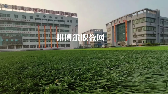 問：珠海索卡科技技工學校怎么樣、好不好?  答:珠海市索卡科技技工學校是經珠海市人力資源和社會保障局批準成立，廣東索卡集團有限公司創辦的以培養中級技術人才為主的全日制中等技工學校。學校位于粵港澳大灣區的珠海市后花園高欄港經濟區平沙鎮，是2020年珠海市西部地區僅有的一所中等職業學校。學校被列為廣東省足球協會(珠海)培訓實驗基地、珠海市新型技能人才培訓基地，珠海市國防與公共安全體驗基地。  珠海索卡科技技工學校就業 學校堅持校企合作的辦學思路，采取訂單式的人才培養模式，與省市足協和部分省內外高等院校、眾多優質企業建立了校企合作關系，學生就業率保持在100%。索卡集團以“體育+旅游”產業開發為核心，多元化經營，業務覆蓋體育、游艇、教育、酒店、醫療、康復康養、產業科研、商業運營、資本投資等領域，2019年正在珠海市平沙鎮投資建設“索卡國際足球小鎮”項目，計劃總投資60億元人民幣。  珠海索卡科技技工學校 學校規劃占地面積205畝，現有建筑面積約3萬平方米，環境優美，交通便利，教學生活設施齊全，是一所獨具特色的技工學校。學校建有標準足球場、籃球場、排球場、羽毛球場、乒乓球場等活動場所。有教學樓、實訓樓、學生公寓樓、學術報告廳、學生社團活動中心等教育教學生活場所。  珠海索卡科技技工學校管理 學校管理科學規范，采取全封閉軍事化管理模式。學校有一支既能從事理論教學，又能指導實訓的“雙師型”隊伍。學校堅持“以就業為導向、以服務為宗旨、以質量求生存、以管理樹形象、以特色謀發展，達到學生、家長、用人單位滿意”的辦學理念，根據市場需求，對接企業建專業，對接崗位設課程，根據興趣選專業，與就業市場緊密對接。  我們的起點可能很低，但我們要有扭轉局面的能力，努力把自己的成績提升上去，很多的學校都是看重統招的分數線的，只有把自己的學習提升上了了，你在考試中才能夠游刃有余，一次考試定乾坤，最后選擇有優勢的學校。