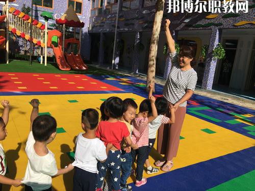 隨著我國人口基數(shù)的大幅上漲，我國幼兒園的數(shù)量呈現(xiàn)逐年遞增的趨勢，但符合現(xiàn)在教育標(biāo)準(zhǔn)的專業(yè)性幼兒教師卻少之又少，所以說幼兒教師行業(yè)是現(xiàn)目前非常有發(fā)展前途的行業(yè)之一。近日就有不少同學(xué)咨詢小編關(guān)于成都女生讀幼師學(xué)校學(xué)什么專業(yè)好?女生若是想學(xué)幼師類專業(yè)，可以選擇的專業(yè)方向是很多的，在這里就給大家介紹一下。  學(xué)前教育專業(yè)就業(yè)前景 在早期教育方面，0-3歲是人的一生中發(fā)展最重要的時期。一個人的學(xué)習(xí)能力的50%是在生命的頭4年中發(fā)展起來的，初生嬰兒的腦發(fā)育比15歲孩子快1000倍。很多思想和智力是在3歲前打下基礎(chǔ)的。0-3歲是嬰幼兒成長的關(guān)鍵期：最初的身體素質(zhì)、智力發(fā)展、個性品質(zhì)的形成于發(fā)展都是從這里開始的。越來越多的家長開始接受并重視早期教育，早期教育在我國經(jīng)過10余年的發(fā)展已經(jīng)形成相當(dāng)?shù)囊?guī)模，不僅是大城市，就算是三、四線城市也隨處可見大大小小的“親子園”“親子中心”“早教中心”等早教機構(gòu)，但專業(yè)的早期教育師資嚴(yán)重不足。  學(xué)前教育專業(yè)就業(yè)崗位 1、教師或兒童顧問;  2、兒童發(fā)展評估和指導(dǎo)人員、兒童教育和衛(wèi)生發(fā)展政策制定者、兒童教育咨詢專家——在有關(guān)政府機關(guān)、各大醫(yī)院的兒科門診工作;  3、兒童專欄節(jié)目采編人員——在報社、雜志社、電臺電視臺等媒體工作;  4、各類兒童用品開發(fā)的專業(yè)顧問或市場調(diào)查和分析專業(yè)人士等。  幼師專業(yè)介紹 培養(yǎng)目標(biāo)：本專業(yè)培養(yǎng)熱愛幼兒教育事業(yè)，能適應(yīng)幼兒教育改革與發(fā)展的需要，關(guān)愛幼兒，有良好的師德、寬厚的科學(xué)文化知識和扎實的學(xué)前教育專業(yè)理論，具有過硬的專業(yè)技能、教育能力及教育研究的意識和能力，綜合素質(zhì)高，能在托幼機構(gòu)從事0-6歲保教、管理工作的幼兒教師。  核心課程：舞蹈，視唱，琴法，樂理，聲樂，美術(shù)，鍵盤和聲與伴奏，幼兒歌曲伴奏，玩教具制作，教師口語，教師禮儀，幼兒游戲與主持，幼兒教育學(xué)，兒童文學(xué)，幼兒衛(wèi)生與保健，幼兒心里學(xué)，幼師英語，珠心算等。  女生讀學(xué)前教育怎么樣 學(xué)前教育前景不錯，對女孩來說尤其是不錯的選擇。特別是有品牌的幼兒園，十分吃香。  隨著我國幼教事業(yè)的迅速發(fā)展，對于幼兒教師和管理人員的需求驟增，幼師專業(yè)的畢業(yè)生供不應(yīng)求。盡管今年來全國各地一些院校增建了學(xué)前教育專業(yè)來培養(yǎng)幼兒教師，仍然不能滿足整個社會的需求。  國家中長期教育改革和發(fā)展規(guī)劃綱要(2010-2020年)中指出，到2020年，普及學(xué)前一年教育，基本普及學(xué)前兩年教育，重視0至3歲嬰幼兒教育。大力發(fā)展公辦幼兒園，積極扶持民辦幼兒園。嚴(yán)格執(zhí)行幼兒教師資格標(biāo)準(zhǔn)，依法落實幼兒教師地位和待遇。  上面關(guān)于成都女生讀幼師學(xué)校學(xué)什么專業(yè)好，小編給大家介紹了。幼教專業(yè)現(xiàn)在已經(jīng)成為了當(dāng)代女生選擇的熱門的教育行業(yè)之一。因為幼師是孩子成長關(guān)鍵的存在，越來越多的孩子需要受到教育，幼兒教師在今后的道路是很寬廣的。對于女生來說，幼師專業(yè)還是不錯的，因為將來從事工作上會有許多優(yōu)勢，比較好就業(yè)。