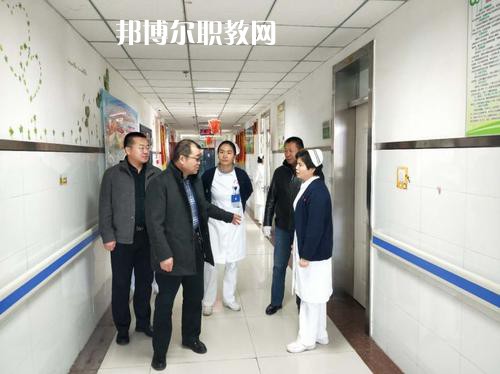 新疆石河子衛(wèi)生學(xué)校2021年招生錄取分?jǐn)?shù)線?我們讀書的同學(xué)就知道分?jǐn)?shù)是很重要的，同學(xué)們自己在找學(xué)校的時(shí)候就知道，同學(xué)們?nèi)タ磳W(xué)校學(xué)校首先問的就是同學(xué)們自己的分?jǐn)?shù)，小編就來給同學(xué)們整理一下，讓同學(xué)們有參考的。  新疆石河子衛(wèi)生學(xué)校2021年招生錄取分?jǐn)?shù)線 1.121團(tuán)一中380  2.142團(tuán)一中380  3.143團(tuán)一中380  4.148團(tuán)一中381  新疆石河子衛(wèi)生學(xué)校簡(jiǎn)介 石河子衛(wèi)生學(xué)校地處祖國(guó)西北邊陲，位于新疆維吾爾自治區(qū)天山北麓的“戈壁明珠”石河子市，在市中心西小路151號(hào)，學(xué)校地理位置優(yōu)越，環(huán)境優(yōu)美，是教書育人的理想境地。1985年學(xué)校率先在全國(guó)倡導(dǎo)規(guī)范化護(hù)士教育，并制定了一整套管理制度。  學(xué)校老師撰寫的《整體化護(hù)理教學(xué)》已由新疆科技衛(wèi)生出版社發(fā)行，并在全疆護(hù)理教師培訓(xùn)中當(dāng)教材使用。掛牌之后，學(xué)校將把護(hù)理示范專業(yè)辦成技能型緊缺人才的培養(yǎng)培訓(xùn)基地，更好地為全疆各族人民服好務(wù)。  據(jù)了解，建校四十五年來，這個(gè)學(xué)校為自治區(qū)培養(yǎng)了10328名護(hù)理人才，其中少數(shù)民族學(xué)生占30%，為全疆農(nóng)牧區(qū)培養(yǎng)了一大批扎根基層、留得住、用得上的當(dāng)?shù)厣贁?shù)民族護(hù)理人才。  學(xué)校始建于1958年，占地面積40127平方米，建筑面積30067平方米，實(shí)驗(yàn)室面積1600平方米。設(shè)有護(hù)理、解剖、生理、生化、藥理、化學(xué)、微生物、計(jì)算機(jī)、遠(yuǎn)程、電教中心等11個(gè)實(shí)驗(yàn)室。學(xué)校開設(shè)有護(hù)理、英語護(hù)理、社區(qū)護(hù)理、醫(yī)學(xué)檢驗(yàn)、助產(chǎn)、藥劑等6個(gè)專業(yè)，現(xiàn)有在校生2672人。有漢、維吾爾、哈薩克、回、蒙古、滿、錫泊、烏孜別克、俄羅斯、塔吉克、克爾克孜等多種民族，其中少數(shù)民族的學(xué)生占全校在校學(xué)生總數(shù)的28%。學(xué)校現(xiàn)有在編教職工89人，專任教師45人，本科學(xué)歷占90.6%，雙師型”教師占42%。  同學(xué)們可以看看參考一下自己的分?jǐn)?shù)是在那個(gè)階段的，如果是高于這個(gè)分?jǐn)?shù)的話，同學(xué)們就可以報(bào)讀的哦，如果分?jǐn)?shù)是低于這個(gè)分?jǐn)?shù)的話，同學(xué)們自己就不要報(bào)讀了哦，所以，提前看看分?jǐn)?shù)也是可以的哦，不過不要忘了就是現(xiàn)階段最重要的還是復(fù)習(xí)的哦。