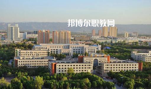 新疆石河子衛生學校2021年有哪些專業?我們知道同學們在選擇專業的時候實際上專業比學校更重要，對于同學們來說在選擇專業的時候是需要慎重的。  新疆石河子衛生學校專業設置 學校設有：護理學、藥劑學、檢驗學三大專業。其中護理學：有中專和大專兩種，大專為石河子大學在該校委培專業，頒發石河子大學的畢業證書。  新疆石河子衛生學校學校優勢 學校地址位于石河子市中心位置，旁邊為石河子市人民醫院(農八師石河子市人民醫院)也是石河子的120急救中心。步行至石河子市游憩廣場只需要10分鐘，學校地理位置屬于石河子市市中心。交通發達。  學習優勢：每門課程都有專業的老師帶教，在每個假期，都將組織學生參與臨床見習，增加學生的臨床經驗。  其他優勢：每一位在校生，都可以申請國家貧困助學金，國家撥款，每人每年1500元，均發至學生手上，解決了學生的基本溫飽問題，為貧困學生創造了學習條件。  另：南疆三地州學生、農村籍學生、貧困生(非城市、城鎮戶口)可以申請減免學費，每人每年減免2000元，即只需繳納400元，即可上學，完成貧困學生學習的心愿。學生可以使用半價火車票往返，每年4次。  新疆石河子衛生學校學校榮譽 學校以治校嚴謹，講求質量，辦學成績斐然而著稱。多年來被石河子市評為“精神文明先進單位”、“民族團結先進單位”、“衛生綠化先進單位”、“綜合治理先進單位”、“招生先進集體”，“德育教育先進學校”。 2000年通過兵團《中等醫學主要專業設置》評估;2003年通過兵團《中等職業學校合格評估》;2002年被國家教育部首批確定為“全國護理專業示范點學校”;2003年教育部評估為“全國重點中等職業學校”;2004年教育部確定為全國“護理專業領域技能型人才培養培訓基地”，同時，被國家教育部列為“全國衛生職業教學模式研究課題組學校”、“面向二十一世紀全國衛生職業學校系列教改教材編輯委員會”學校. 2005年4月，參加“全國護理教學改革成果展示賽”榮獲團體“二等獎”和“組織獎”。2005年12月被教育教育部評為“全國護理教學改革先進學校”。  小編為同學們整理好了學校的招生專業，同學們可以仔細的看看，對于同學們自己來說選擇一個適合自己的專業是非常重要的事情的哦，這樣才能保證后期的就業的哦。