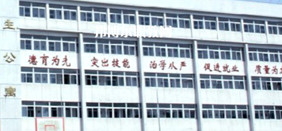 南京市公用事業技工學校學費：*********，具體各專業學費明細如下，希望對大家有幫助，邦博爾小編整理的南京市公用事業技工學校學費信息僅供參考，如有變動，以學校官方最新消息為準。  一、南京市公用事業技工學校學費多少錢(學費明細) 1、南京市公用事業技工學校各專業學費收費標準  2、南京市公用事業技工學校住宿費標準：500元/學年  3、南京市公用事業技工學校資助政策  學校嚴格按物價局核定的標準收費，在校生享受政府免學費政策。符合條件的優秀學生和貧困生，按規定享受國家勵志獎學金和助學金。  學校實行獎學金制度，對比亞迪冠名班，開沃集團南京金龍冠名班，天泓冠名班和品學兼優的優秀學生給予獎勵。  二、南京市公用事業技工學校簡介 多年來，學校與一百多家企事業單位建立了用人協作關系，為畢業生建立了暢通的就業渠道，部分專業已采用“定單式定向委培”輸送就業。  2004年以來，每年就業率始終在98.5%以上，畢業生就業去向主要為公交行業，如南京公交、中北巴士、新城巴士等;  汽車制造行業，如南京南汽集團MG汽車制造公司、南京長安汽車制造公司等;  汽車銷售(4S店)和維修行業如江蘇天泓汽車服務有限公司、南京朗馳集團有限公司和江蘇省外事旅游汽車公司汽車修理總廠、南京新港汽車維修公司等。