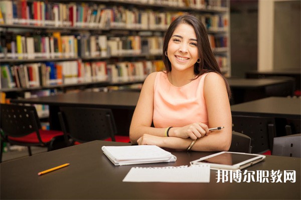 廣西哪里的職教中心能讀旅游服務與管理(導游、休閑農業方向)專業